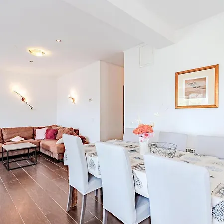 6 Bedroom Gorgeous In Zrnovska Banja Tatil Evi Korčula